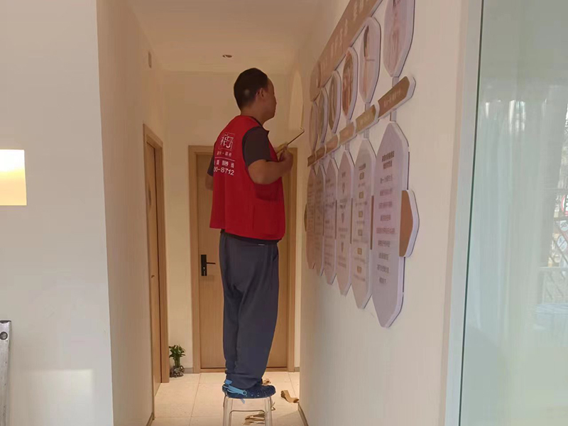 家里過道墻壁翻新一般都找誰？專業(yè)師傅都是這樣翻新舊墻面的
