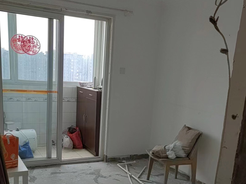 陽臺(tái)墻面貼瓷磚好還是護(hù)墻板好